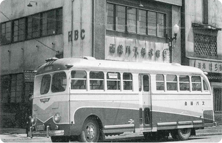 松風町本社と創業依頼初めての観光バス