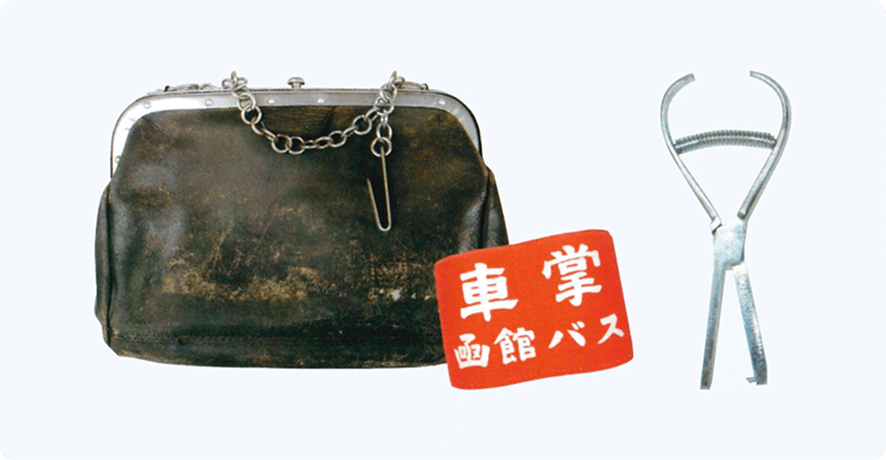 左：車掌かばん 右：パンチ